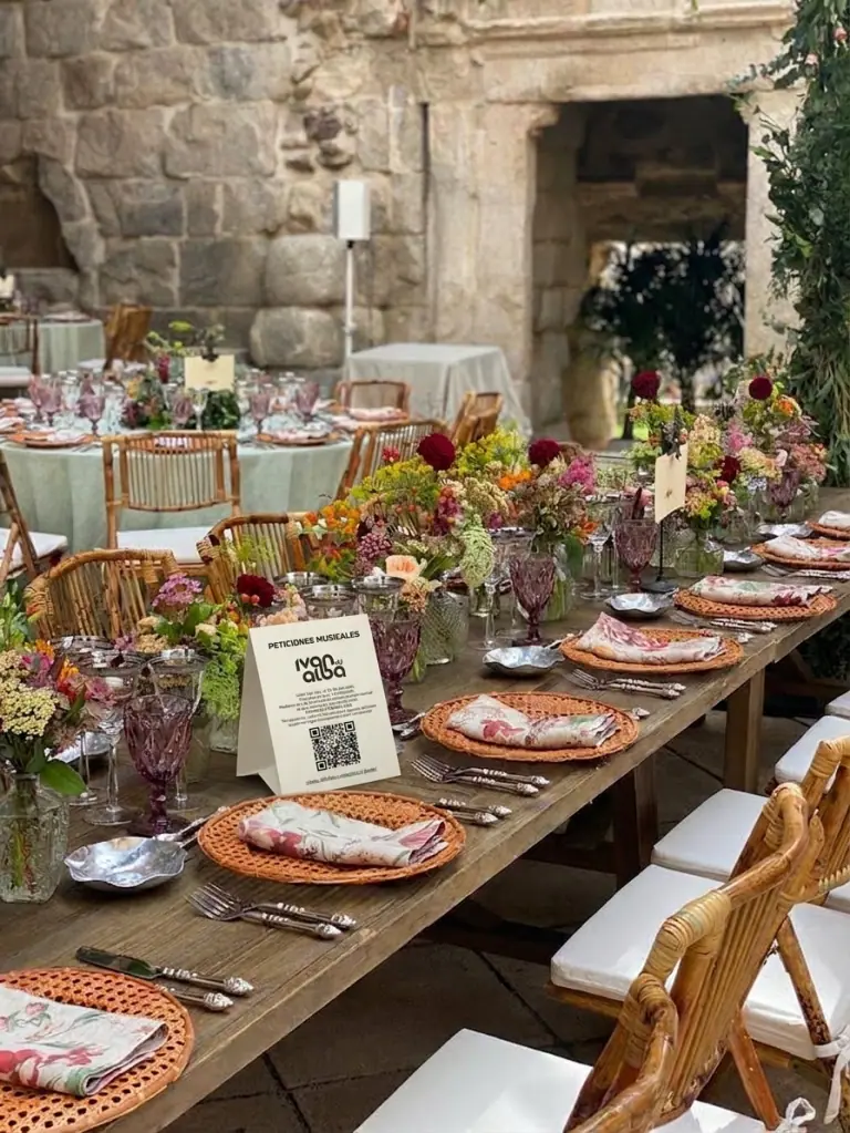 Cartel con el código QR de TuParty sobre la mesa decorada de un banquete de boda
