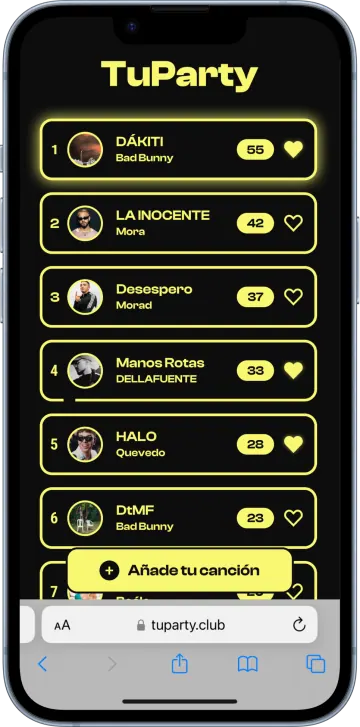 DJ revisando en su móvil la lista de canciones pedidas, ordenada por votos
